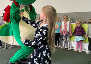 krokodyl Tirek bawi się z dziećmi